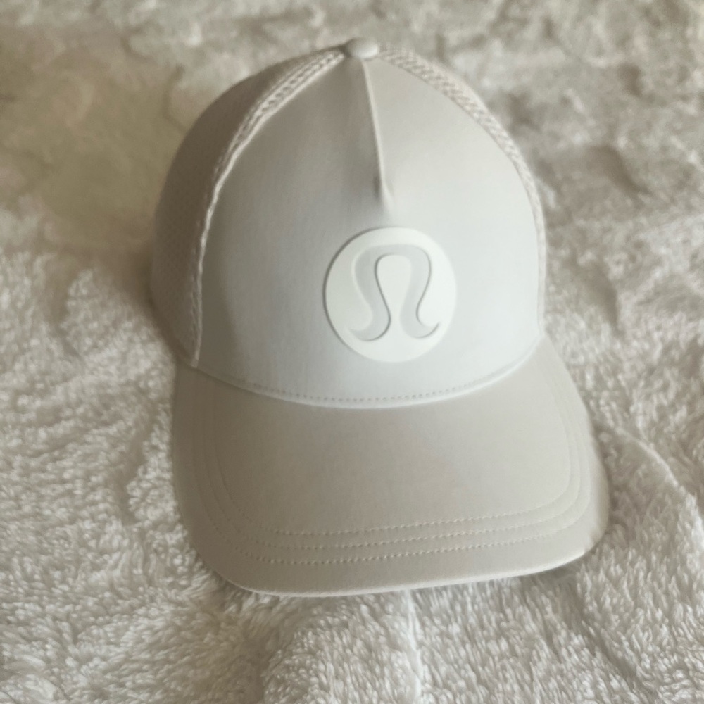 Lululemon cream trucker hat